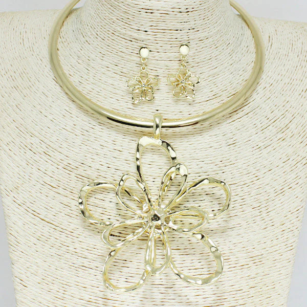 FLOWER CHOKER NECKLACE