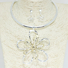 Load image into Gallery viewer, FLOWER CHOKER NECKLACE
