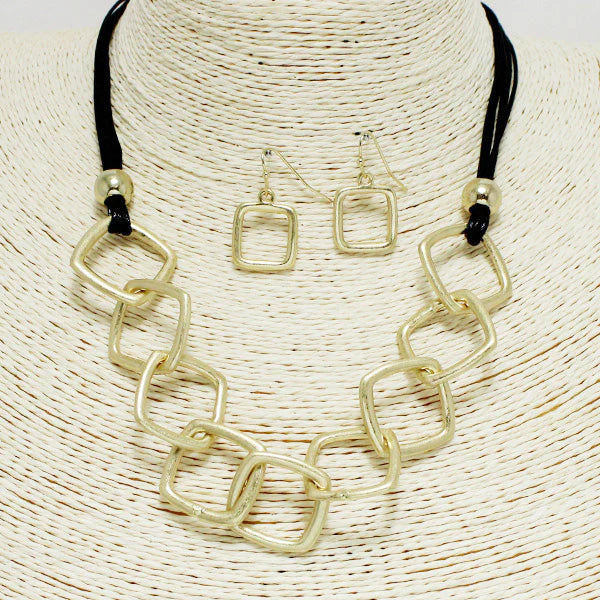GEOMETRIC SQUARE ACCENT NECKLACE